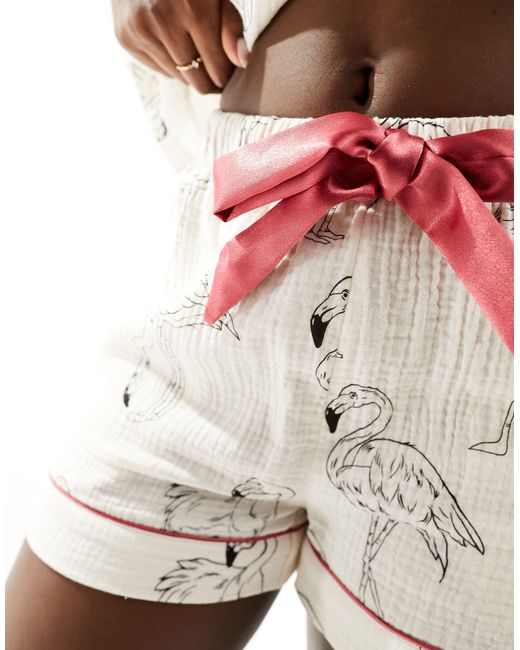 Pyjama en gaze imprimé flamants roses avec short et chemise à manches courtes et revers Chelsea Peers en coloris White