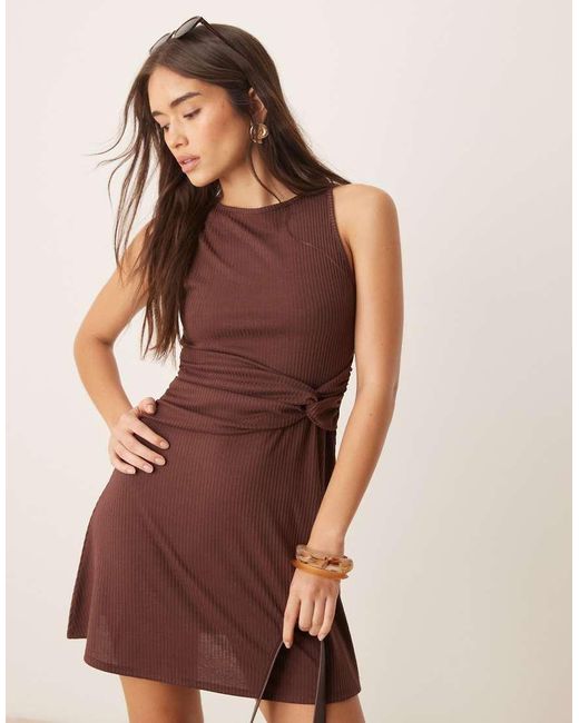 Vestito Corto Senza Maniche Color Cioccolato A Coste Con Nodo di ASOS in Brown
