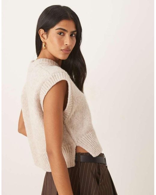 Top Senza Maniche Soffice Squadrato Con Scollo A V Color Avena di ASOS in Natural