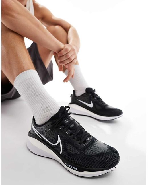 Zapatillas De Deporte Negras Y Blancas Vomero 17 De Nike de hombre de color White