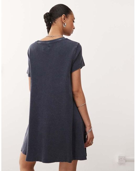 Vestido Corto Estilo Camiseta De Manga Corta Con Estampado "Speed" Y Detalle De Cinta Baja De Monki de color Blue