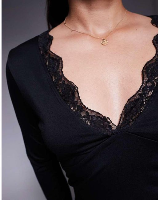 Top Ceñido De Manga Larga Con Cuello De Pico Pronunciado Y Detalle De Encaje De Asos Design Curve ASOS de color Black