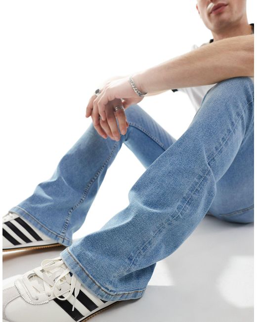 Jeans a zampa elasticizzato lavaggio chiaro di ASOS in Blue da Uomo