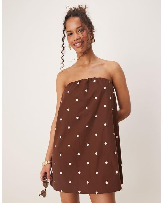 Vestido Corto Marrón Chocolate De Corte Trapecio Con Estampado De Lunares Y Escote Palabra De Honor De ASOS de color Natural