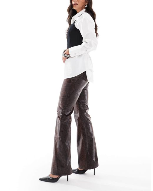 Pantalon évasé ajusté style épuré en similicuir - marron serpent ASOS en coloris White