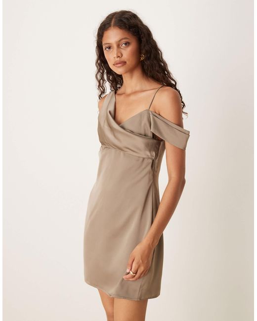 Robe courte à col bénitier asymétrique - moka Six Stories en coloris Natural