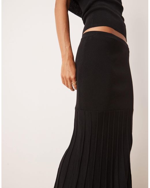 Jupe d'ensemble longueur mollet en maille avec ourlet plongeant Pretty Lavish en coloris Black