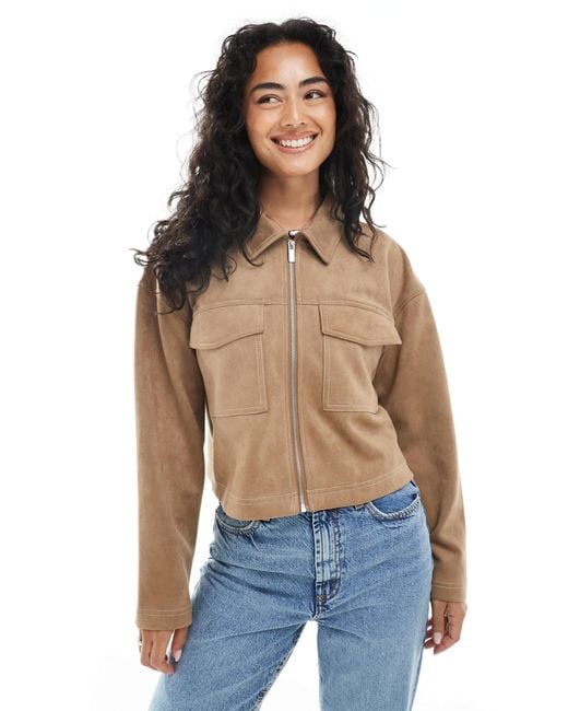 Veste courte en imitation daim à surpiqûres contrastantes - taupe ONLY en coloris Blue
