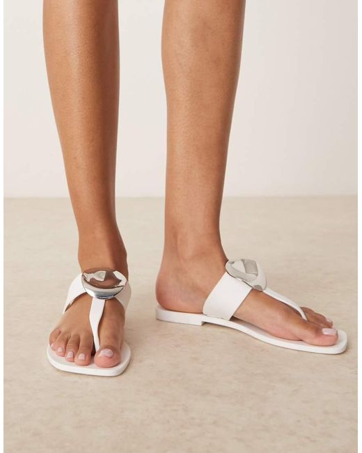 Flatter di ASOS in Natural