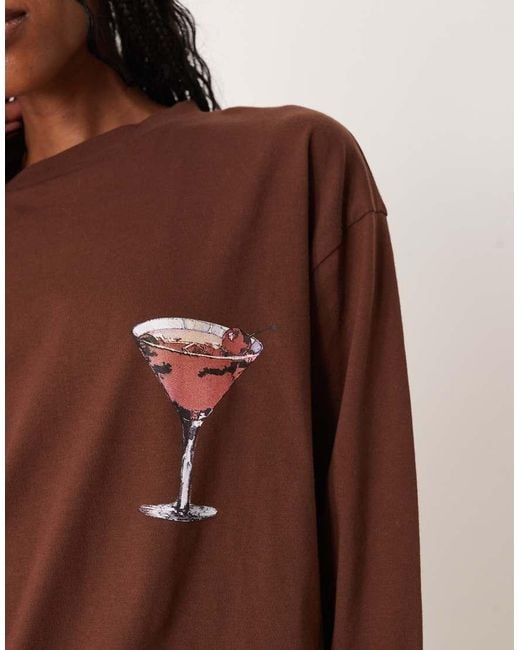 Camiseta Extragrande De Manga Larga Con Estampado Gráfico De Espresso Y Cerezas De ASOS de color Brown