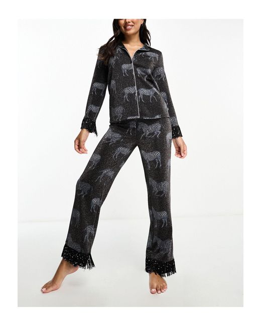 Pyjama avec top boutonné à côtes métallisées et pantalon à imprimé zèbres Chelsea Peers en coloris Black