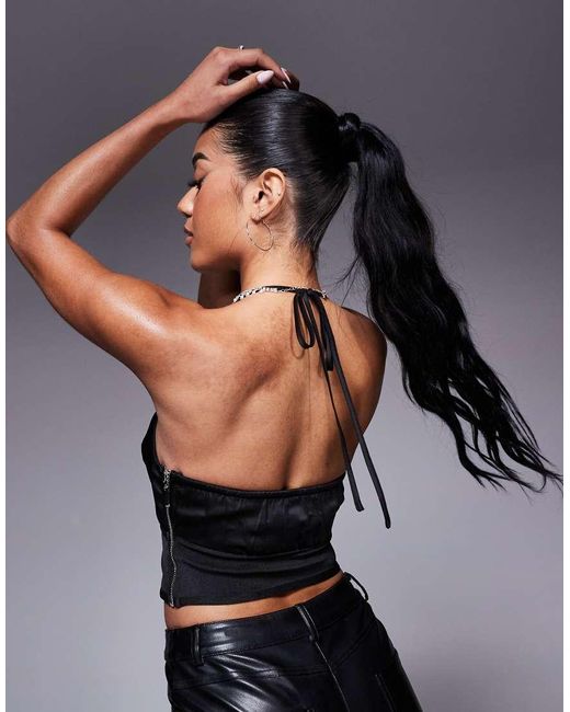 Top Allacciato Al Collo A Fascia Con Strato Sovrapposto di ASOS in Black