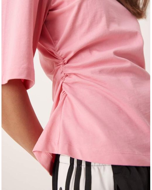Camiseta Básica Con Hombreras Y Cintura Entallada De ASOS de color Pink