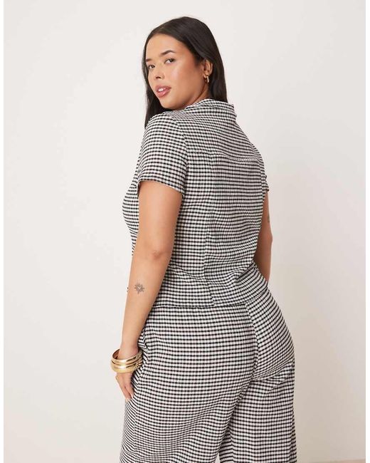 Camisa A Cuadros Monocromáticos Con Cuello De Solapas Y Diseño Encogido De Asos Design Curve (Parte De Un Conjunto) ASOS de color Gray