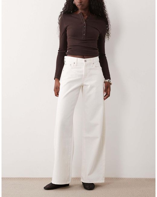 Jean denim large mi-long en Levi's en coloris White