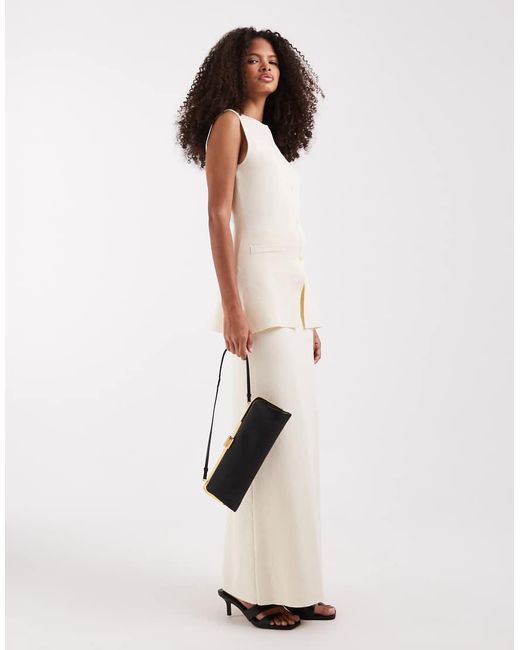 Pretty Lavish Alba in het White