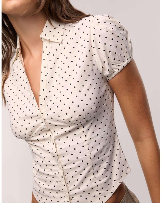 Chemise manches courtes ajustée à pois - clair Stradivarius en coloris Natural