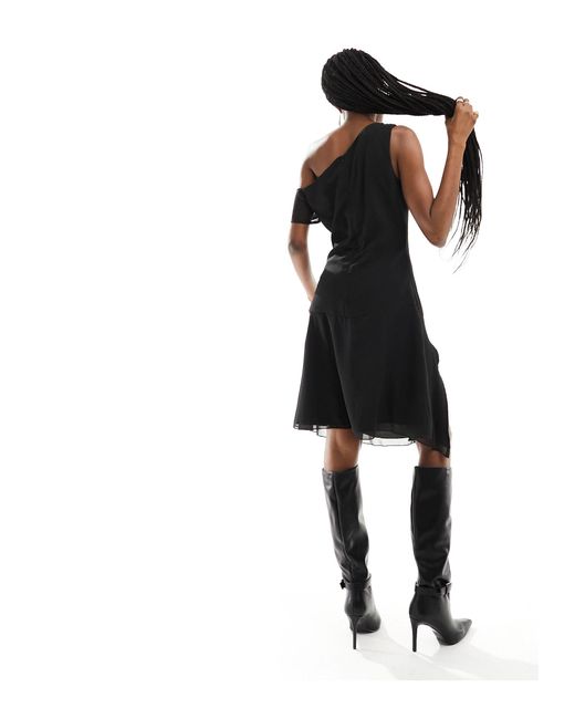 Motel Black – asymmetrisches knielanges kleid mit one-shoulder-träger aus netzstoff