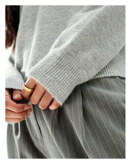 Maglione vestibilità regolare girocollo di ASOS in Gray