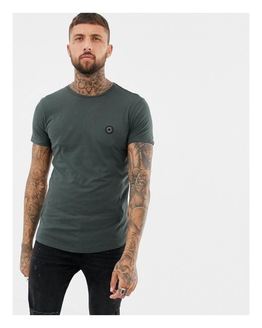 muscle fit curved hem shirt