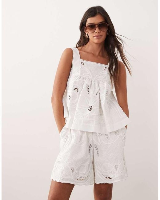 ARRANGE Natural Floral Embroidered Shorts