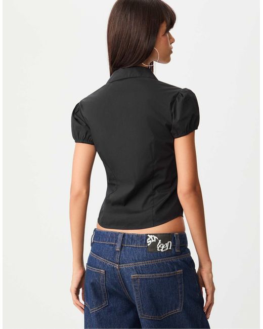 Chemise cintrée à manches courtes Stradivarius en coloris Blue