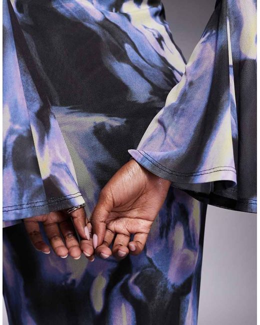 Vestido Largo Azul Con Estampado Floral Abstracto, Espalda Escotada Y Mangas Ángel De Malla De ASOS de color Blue