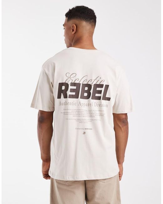 Camiseta Beis Extragrande Con Estampado Ecléctico En La Espalda De -Neutro JJ Rebel de hombre de color White