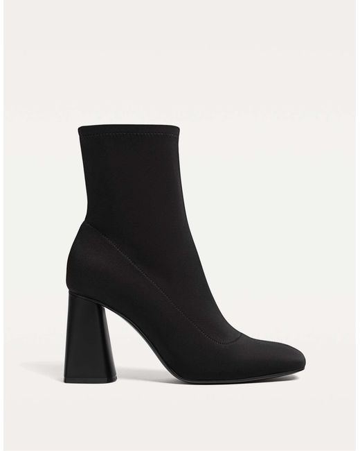 Bottines effet néoprène à talon haut Stradivarius en coloris Black