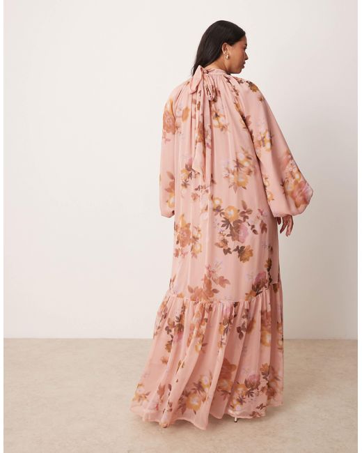 Asos design curve - robe longue à imprimé fleuri flou avec liens noués au dos et smocks - rose ASOS en coloris Pink