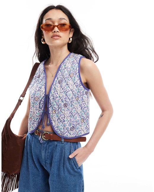 Veste sans manches matelassée avec imprimé fleuri et liens noués à l'avant ASOS en coloris Blue