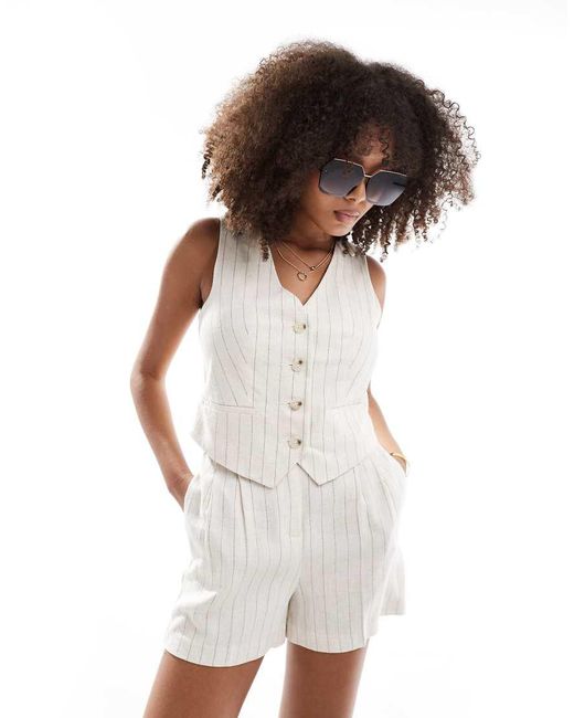 Chaleco De Traje Con Raya Diplomática De Tejido Efecto Lino De New Look de color White