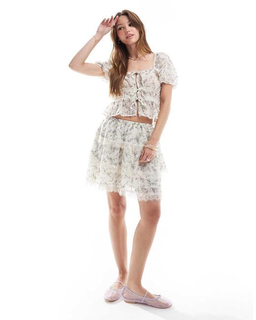 Top Color Crema De Estilo Mesonera Con Estampado Floral Y Detalle De Encaje De (Parte De Un Conjunto)-Blanco New Look de color White