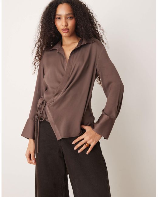 Mango Brown – drapierte satin-hemdbluse