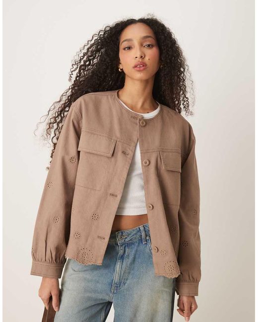 Chaqueta Marrón Rosado Sin Solapas Con Detalles Bordados De Sarga De ASOS de color Brown
