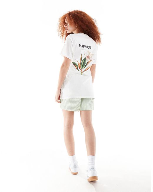 T-shirt oversize avec imprimé magnolia au dos ASOS en coloris White