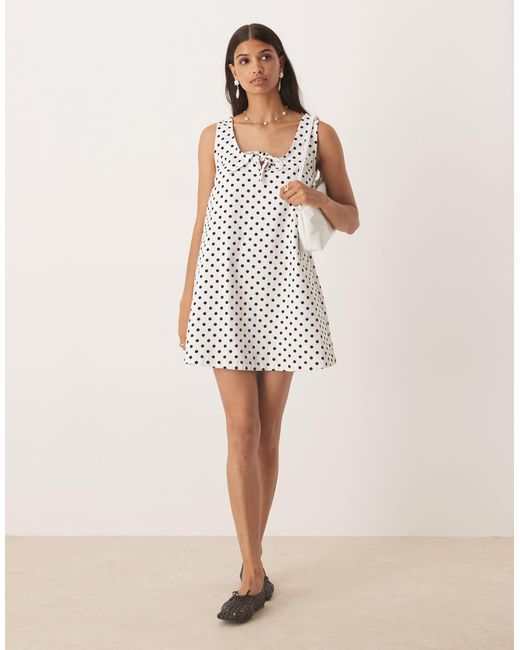 Robe courte en denim à encolure dégagée avec nœud à l'avant - pois ASOS en coloris Natural