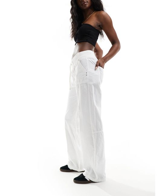 Pantalon large style utilitaire noué à la taille Bershka en coloris White