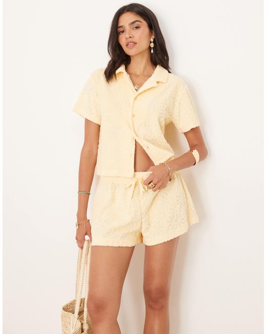 Chemise courte d'ensemble en tissu éponge texturé à fleurs avec col à revers - jaune ASOS en coloris Natural