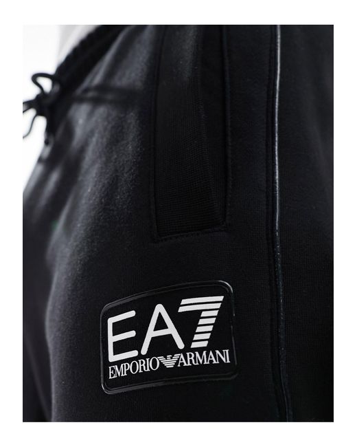 Armani - - joggers felpati con fondo elasticizzato neri con riquadro piccolo del logo di EA7 in Black da Uomo