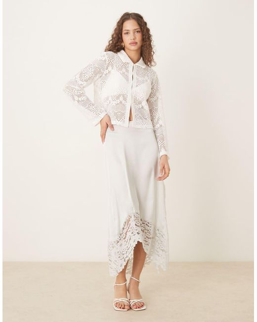 Vila Gehaakte Top Met Polokraag En Knopen Aan De Voorkant in het Natural