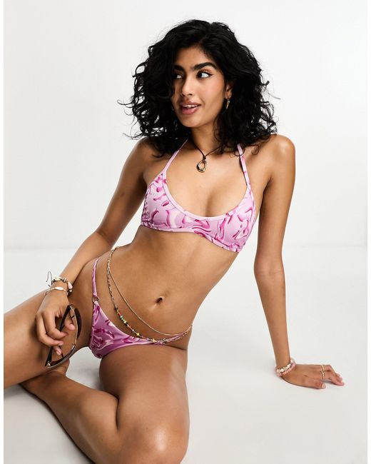 Slip bikini stile tanga sgambato con stampa di Weekday in Pink