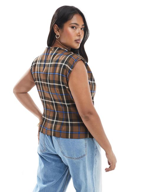 Asos design curve - top sans manches froncé à col montant et carreaux - marron ASOS en coloris Multicolor