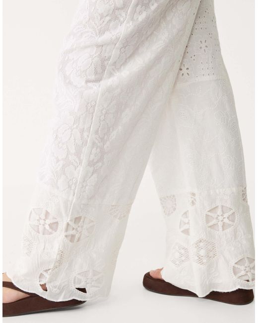 Pantalon brodé effet patchwork Stradivarius en coloris White