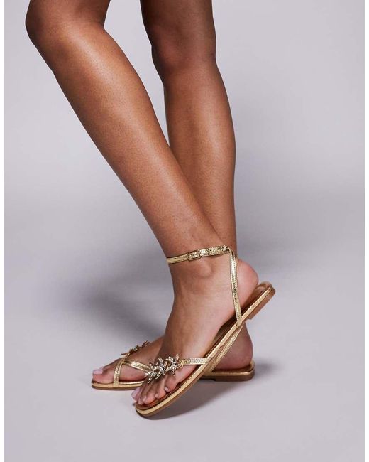 Sandalias Doradas Planas Con Diseño De Tiras Lyrical De Public Desire de color Metallic
