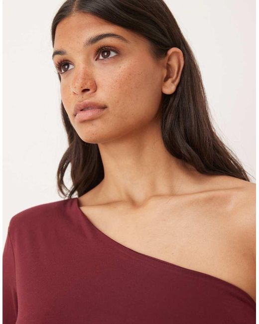 Top A Maniche Lunghe Monospalla Asimmetrico Bordeaux Con Spalline Imbottite di ASOS in Red