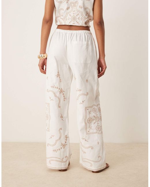 Pantalon d'ensemble aspect lin à enfiler avec broderies ASOS en coloris Natural