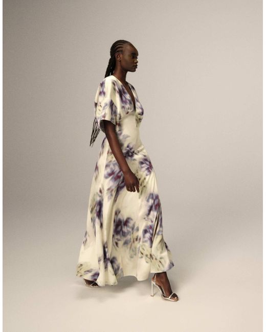 ARRANGE Natural – modern 30's – maxikleid aus satin mit schulterpolstern und verschwommenem blumenmuster