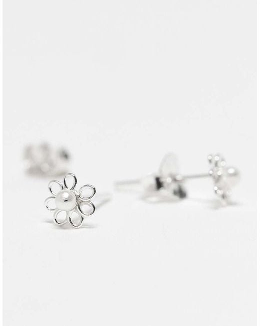 Pendientes De Botón De Plata De Ley En Forma De Flor Con Detalle De Perla De -Plateado Kingsley Ryan de color Multicolor