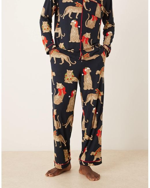 Chelsea Peers – his & hers – polyester-pyjama inklusive langärmligem oberteil mit reverskragen, mit weihnachts-leopardenmuster in Natural für Herren